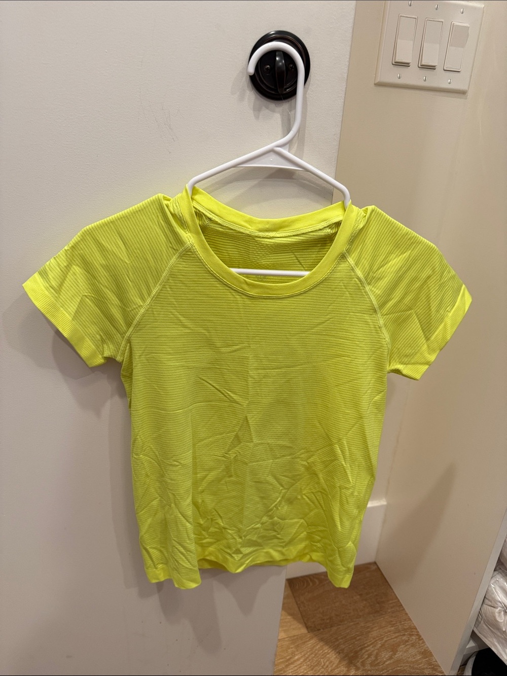 Women’s Lululemon Performance Short-Sleeve Top, Yellow- size 6, waist length